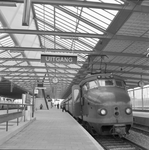 155023 Afbeelding van een electrisch treinstel mat. 1954 (plan F) van de N.S. langs het perron van het N.S.-station ...